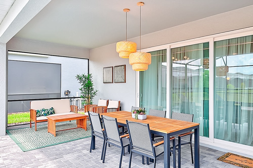 15807 Luxury 8 Bedroom Family Home With Game Room