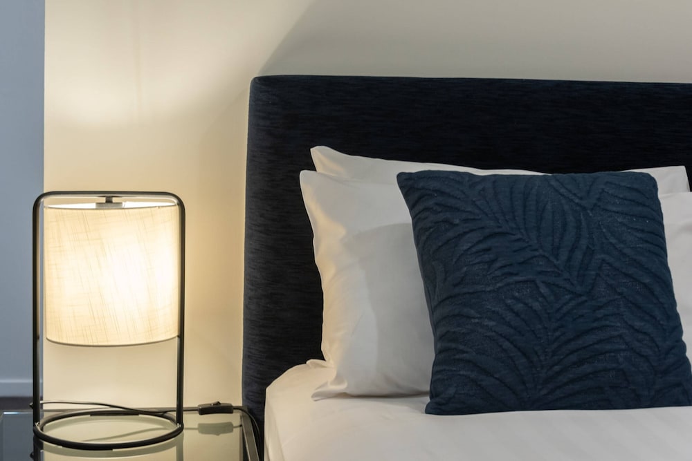 Spacious CBD Apt in the Heart of Melbourne view 2