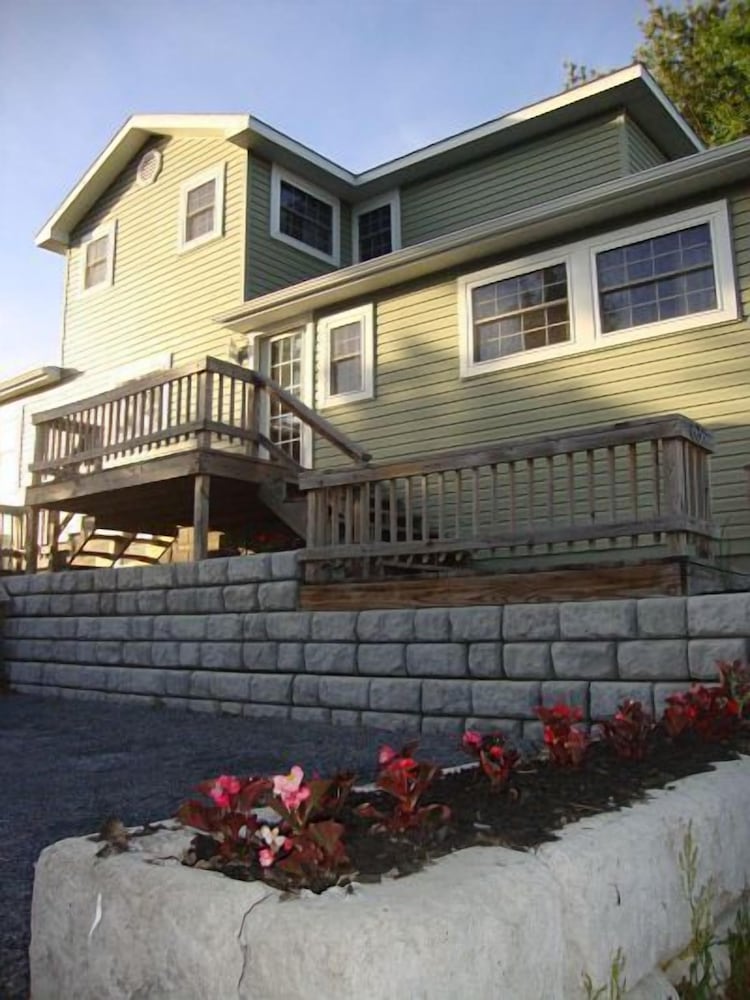 Angel Rock Waterfront Cottages and Vacation Homes