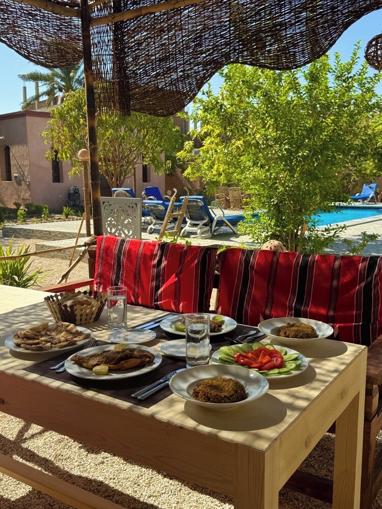 Eljuneina Villas
