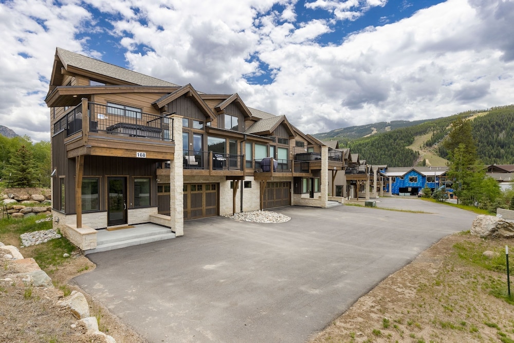 Keystone Adventures Basecamp 4 Bedroom Townhouse view 4