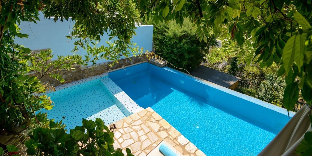 Maria Elena Villas