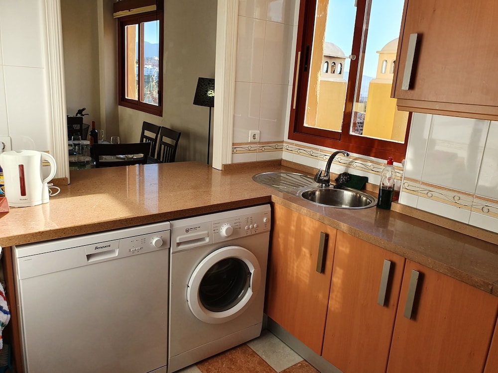 3 Bed Penthouse - Sleeps 8 - Pool - Sea View