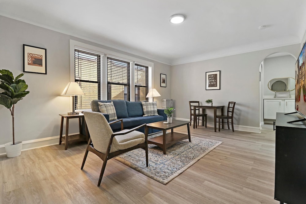 Portage Park 1BR Retreat - Montrose 2S