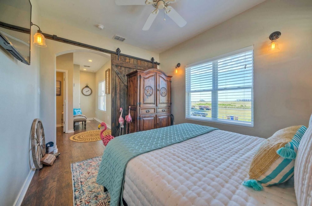 2 Homes, Sleeps 22 Steps to the Beach, Private Pool, Fire Pit, Balcony Views
