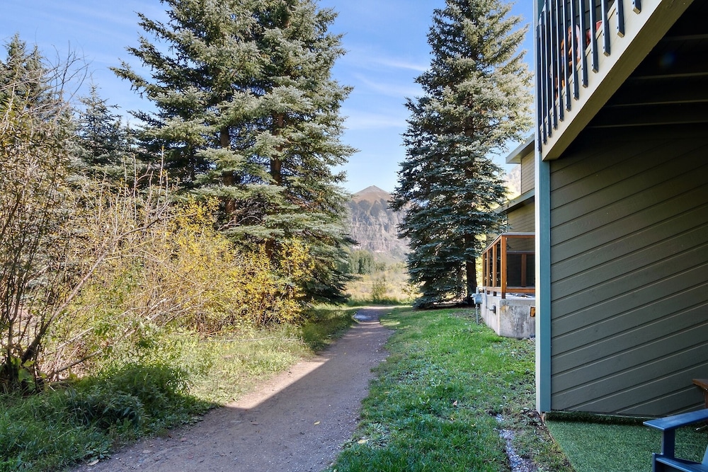 Riverside A03 2 Bedroom Condo by RedAwning view 2