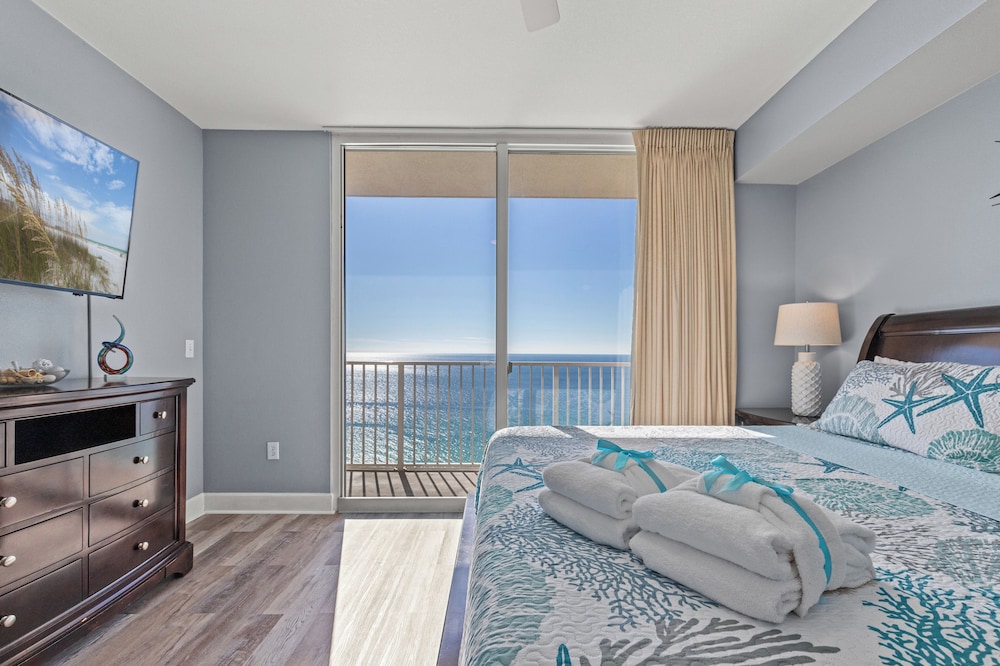 Tidewater Escape: 1br/2ba Beachfront Condo, Sleeps 6, Gulf Views & Comfort!