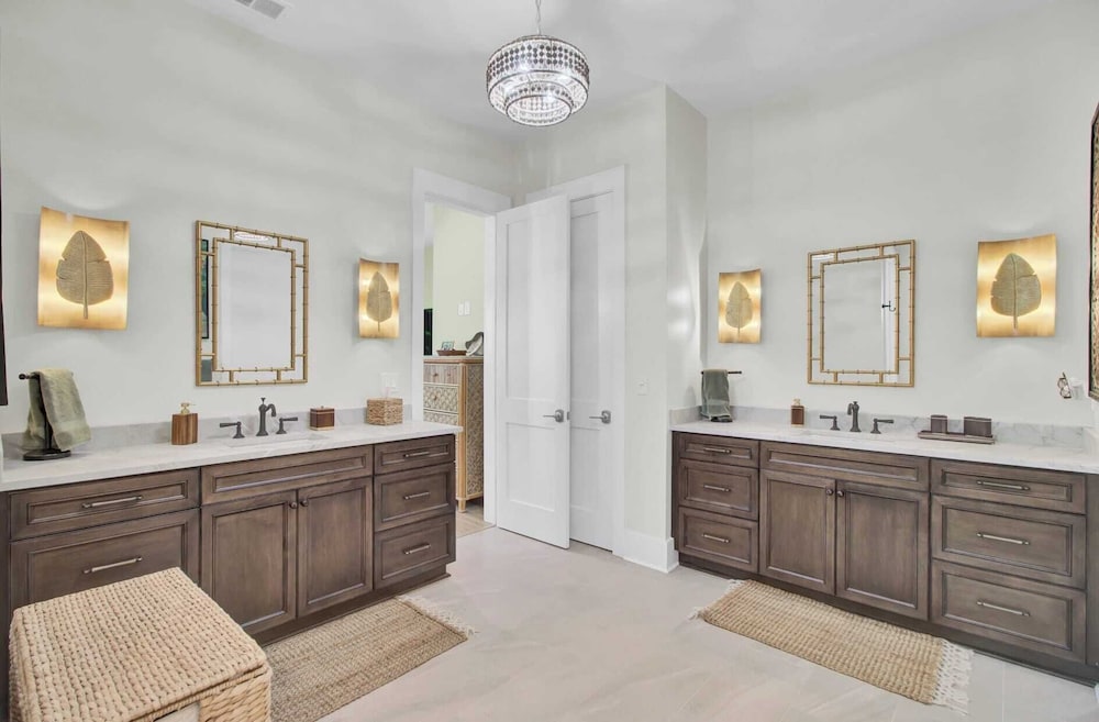 Walk to the Beach + Private Pool, Rooftop Terrace, Balcony 3602 Cameron