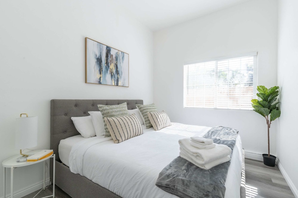 Elegant Retreat Modern Comforts, Prime Location