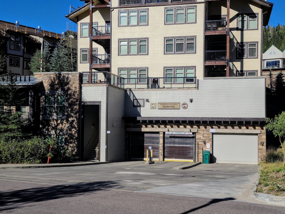 Founders Pointe 1 bedroom Condo by RedAwning