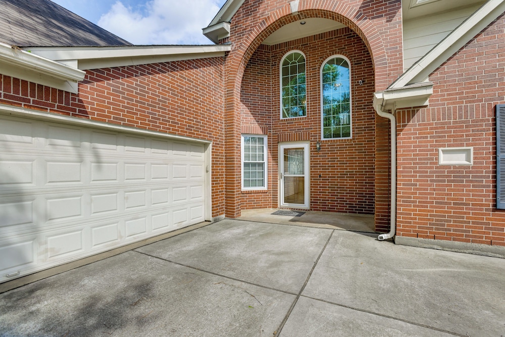 4 Mi to Old Town Spring: Family Retreat w/ Yard!