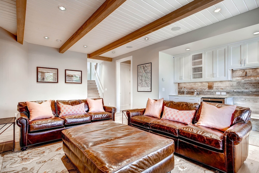 Sunrise Ski Haus 4 Bedroom Home by RedAwning