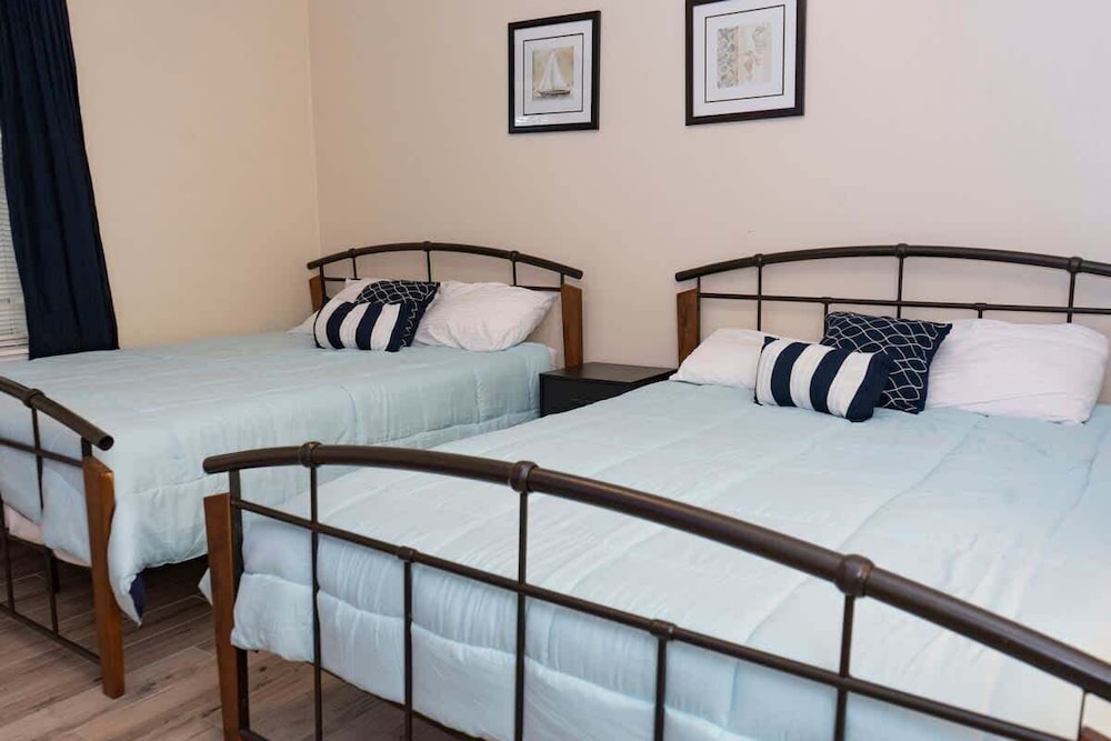 Open & Modern Pool #b Walk To Beach 2 Bedroom Condo