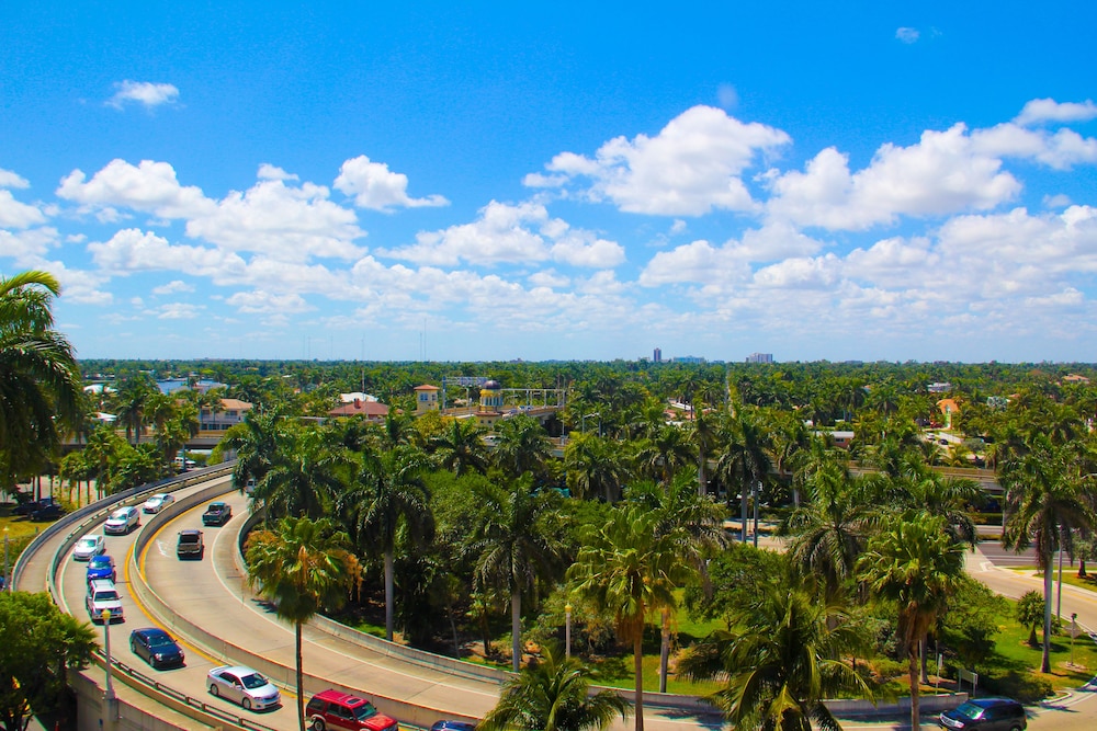 Hollywood Beach Resort- Stylish Large Studio