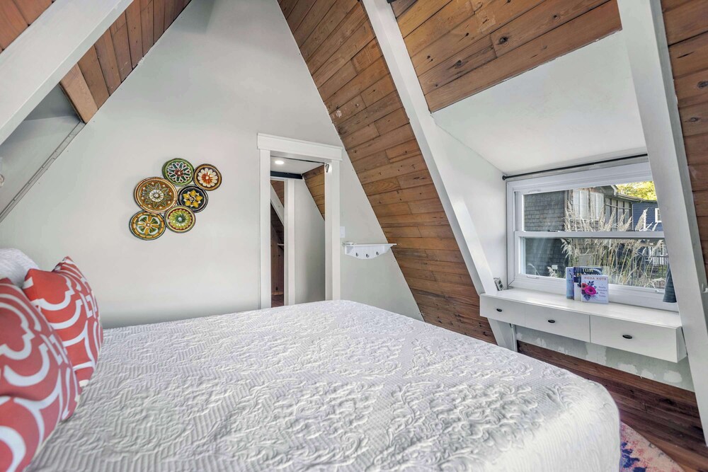 Sunrise Oasis - Enjoy Lakefront Living