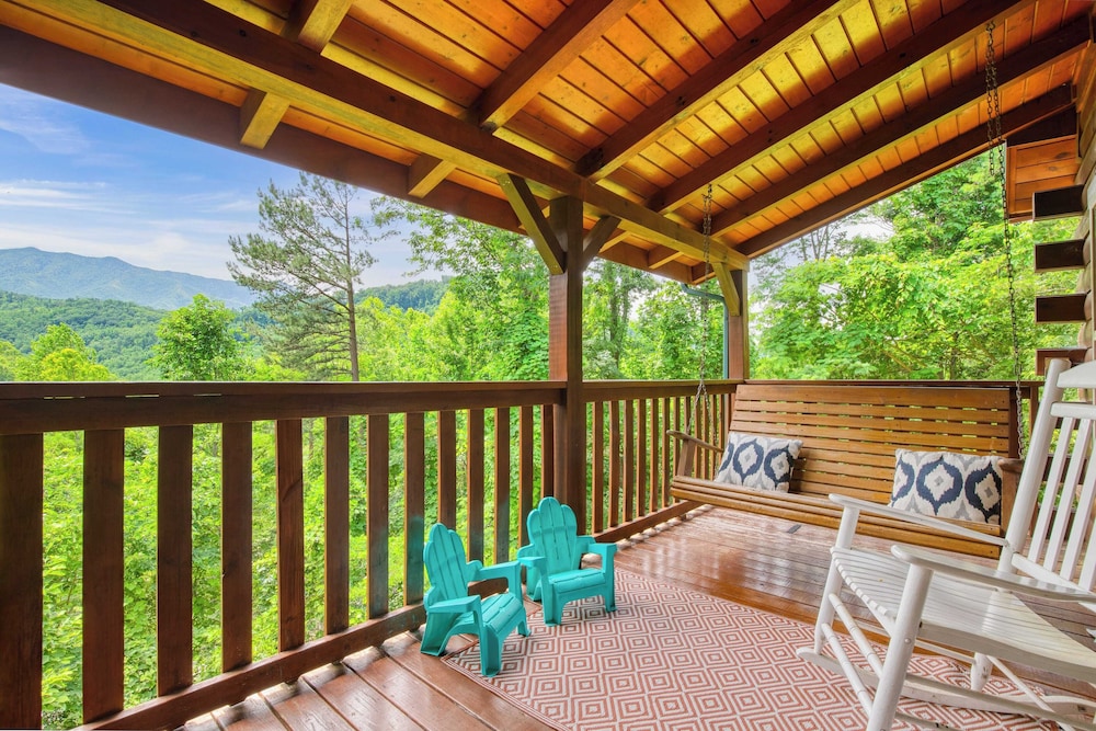 Triple Mountain View by Avantstay: Hot Tub, Game Room & Stunning Smoky Mountain Views