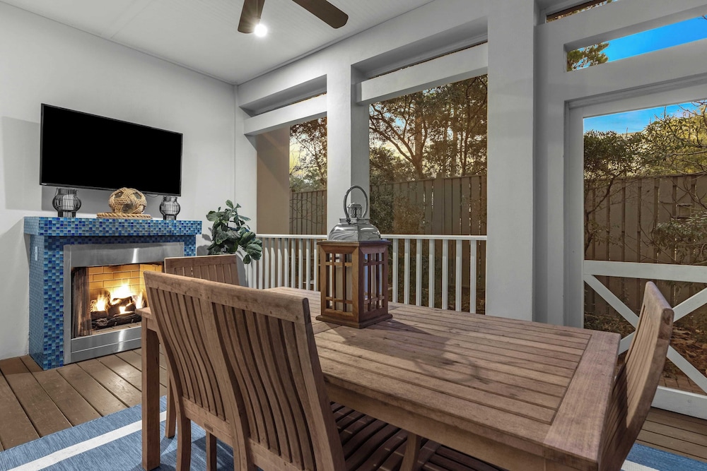 Seagrove Gardens Mins to the Beach, Santa Rosa Retreat w/ Golf Cart, A+ Design