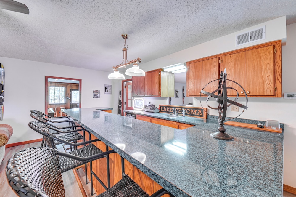 Home w/ Lake Texoma View, Game Room & Bar