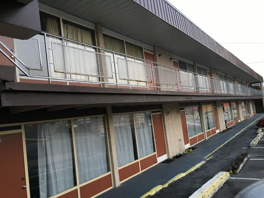 Bedford Vacations - Breezwood Motel - Property Image 3