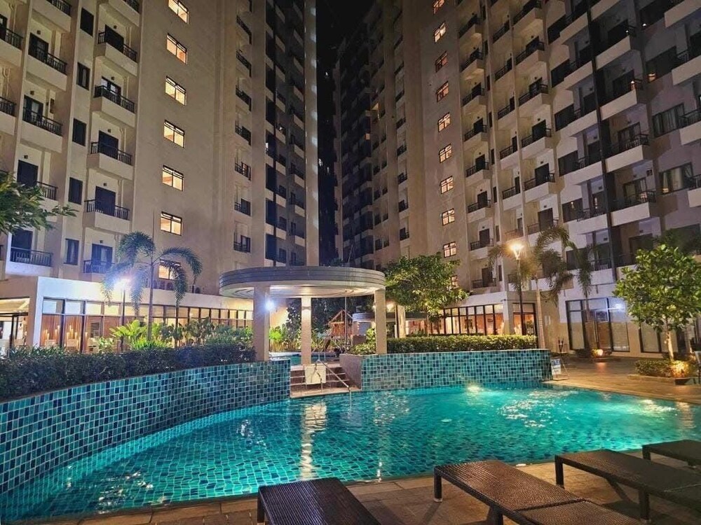 Cozy Retreat w/Balcony Near SM Mall/NAIA Airport