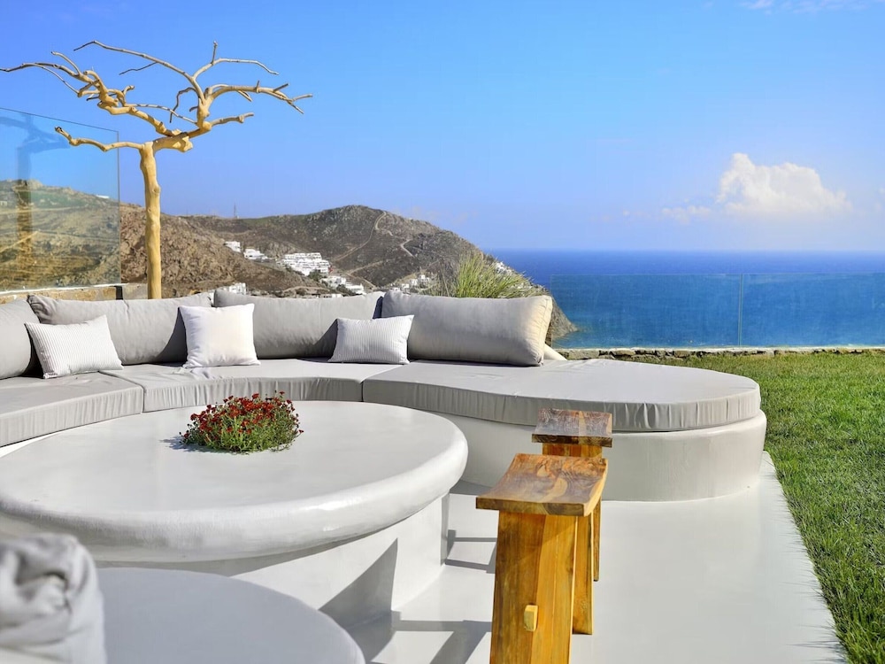 Coastal Retreat With Wellness