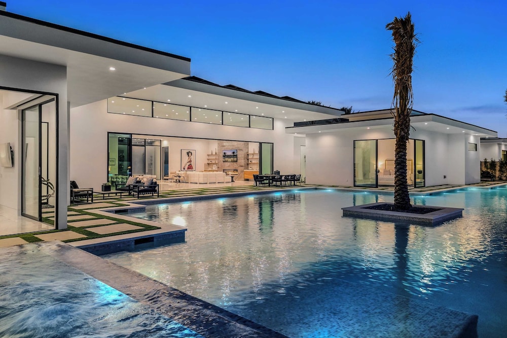 Fine Luxe Retreat w/ Pool & Hot Tub Bravo Villa #15 by Avantstay