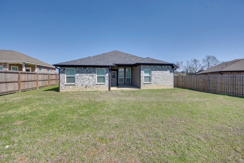 8 Mi to State Park: Home w/ Fenced Yard in Lindale