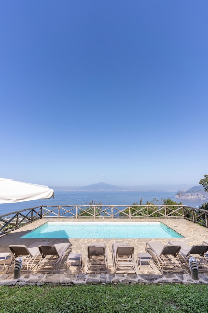 Giulia 3 Villa Apartment Shared Pool Sea Views