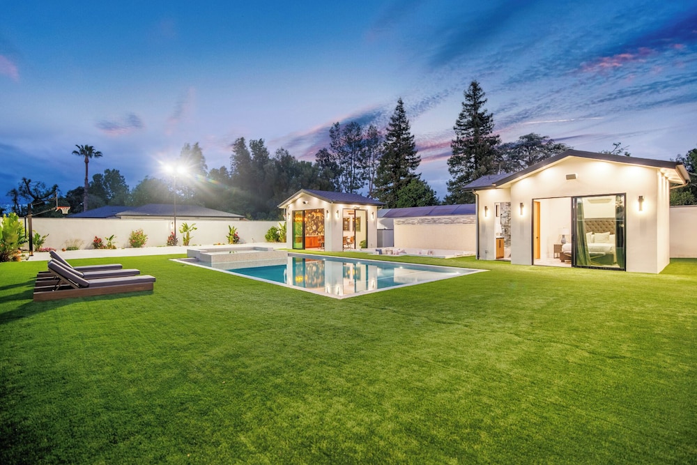 Villa Califa - Resort-style Living w/ Private Pool, Spa & Theater