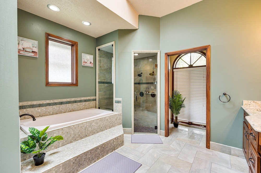 Tampa Vacations - Convenient Tampa Home: Lanai, Pool - Property Image 3