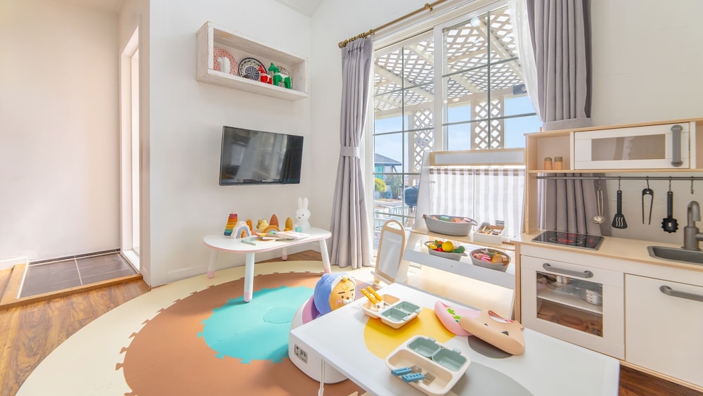 Ganghwa Hi Mom Kids Spa Pension Yellow