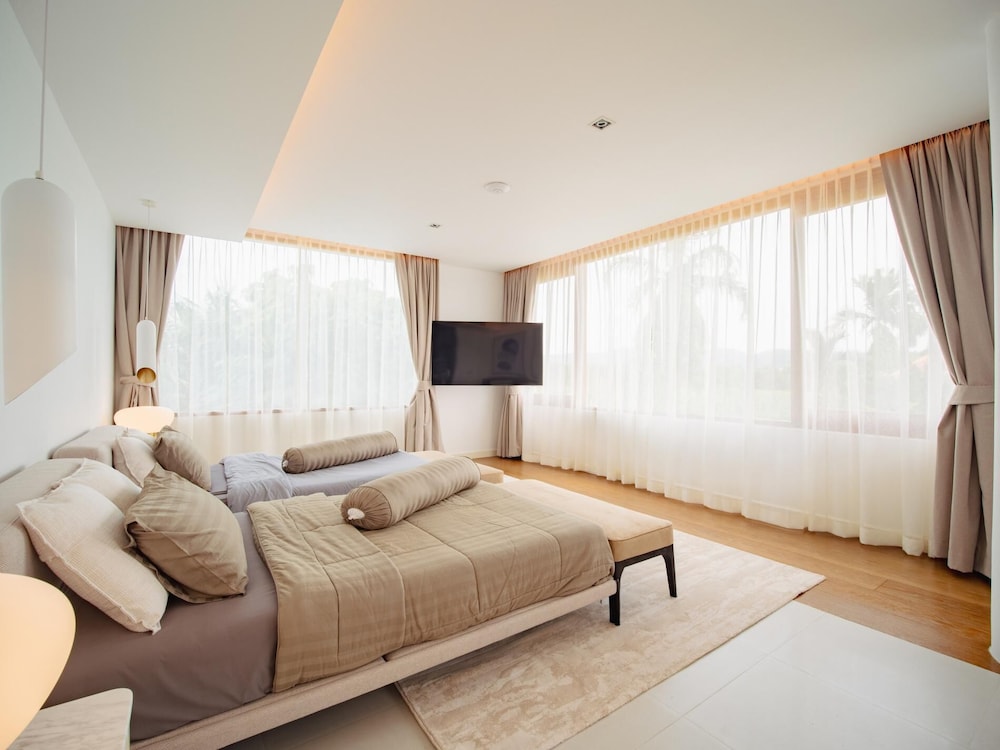 Luxurious 5bedroom White Estate Villa Private Lake
