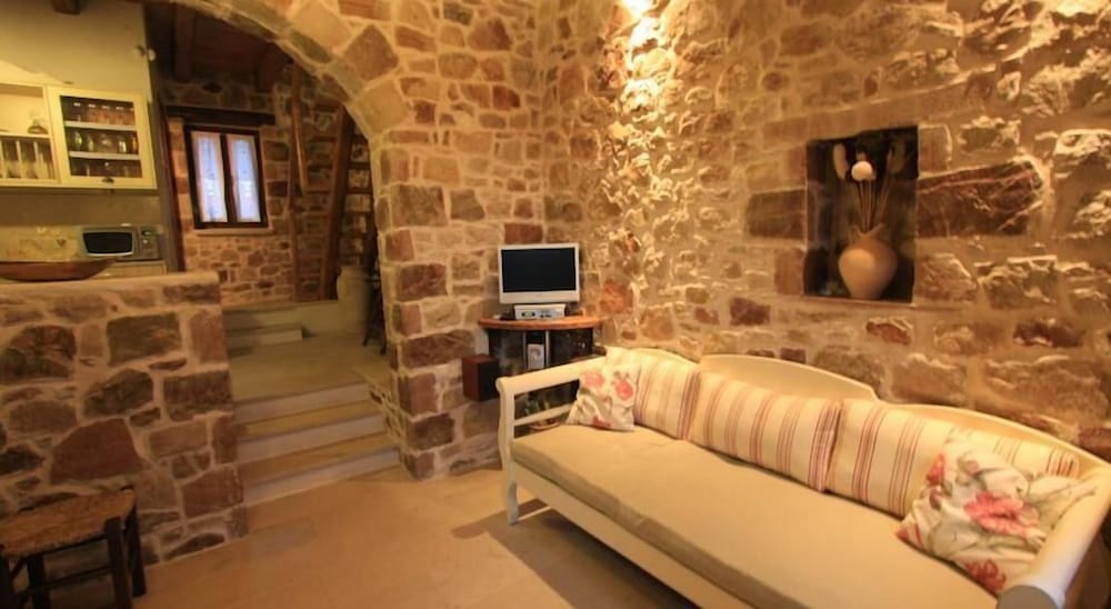 Lithos Traditional Houses