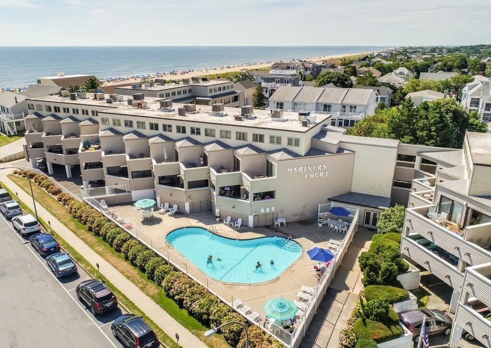 Mariners Court 201