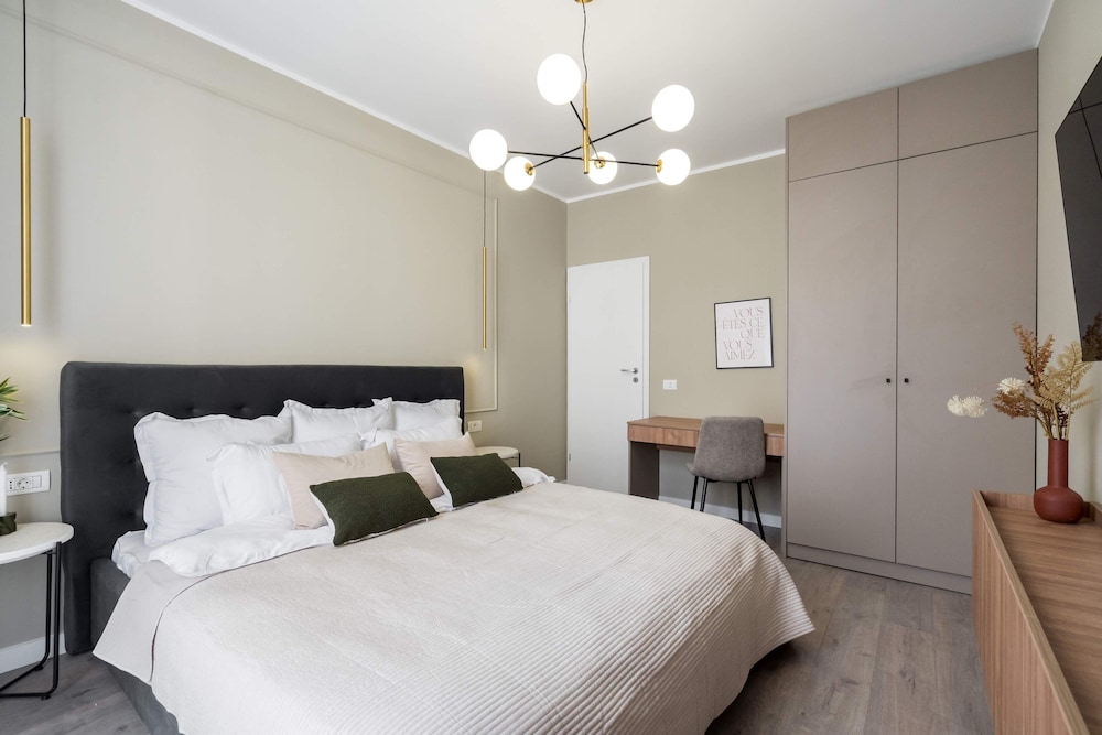 Contemporary Aparthotel 2-BR Flats Near Old Town, Quiet & Serene