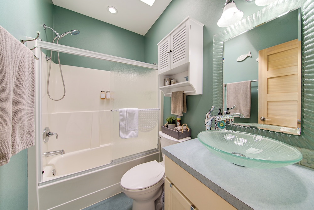 Steps to Beach: Home w/ Hot Tub in Oak Harbor!