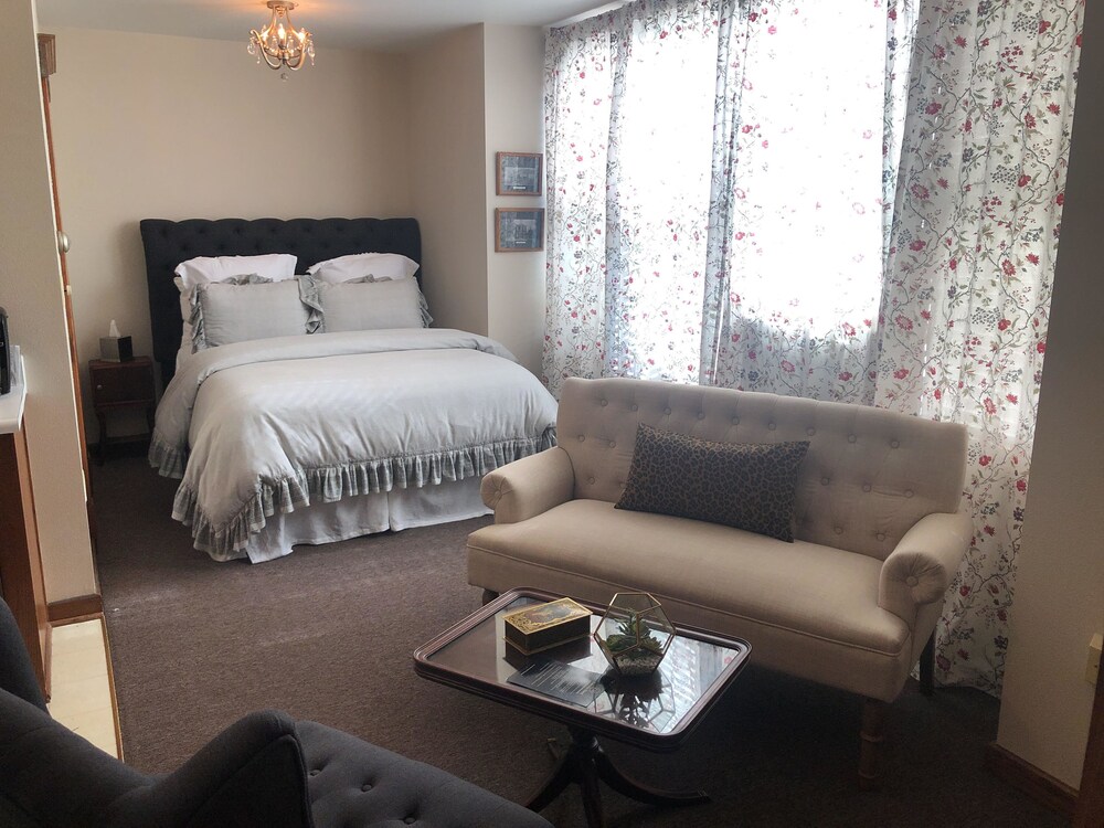 Lincoln Hotel view 4