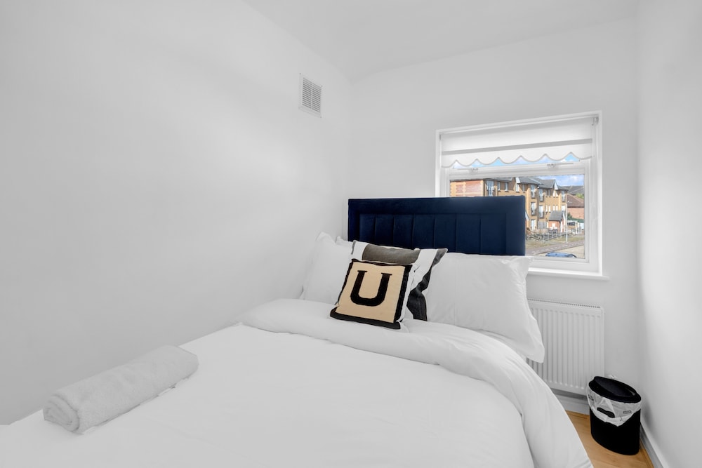 4 Bed - Sleeps 8 - Free Parking - Garden