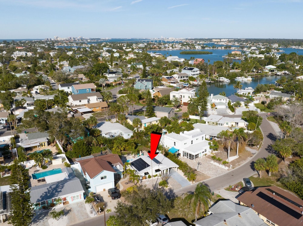 Heated Pool Hot tub Close to Beach Pet Friendly