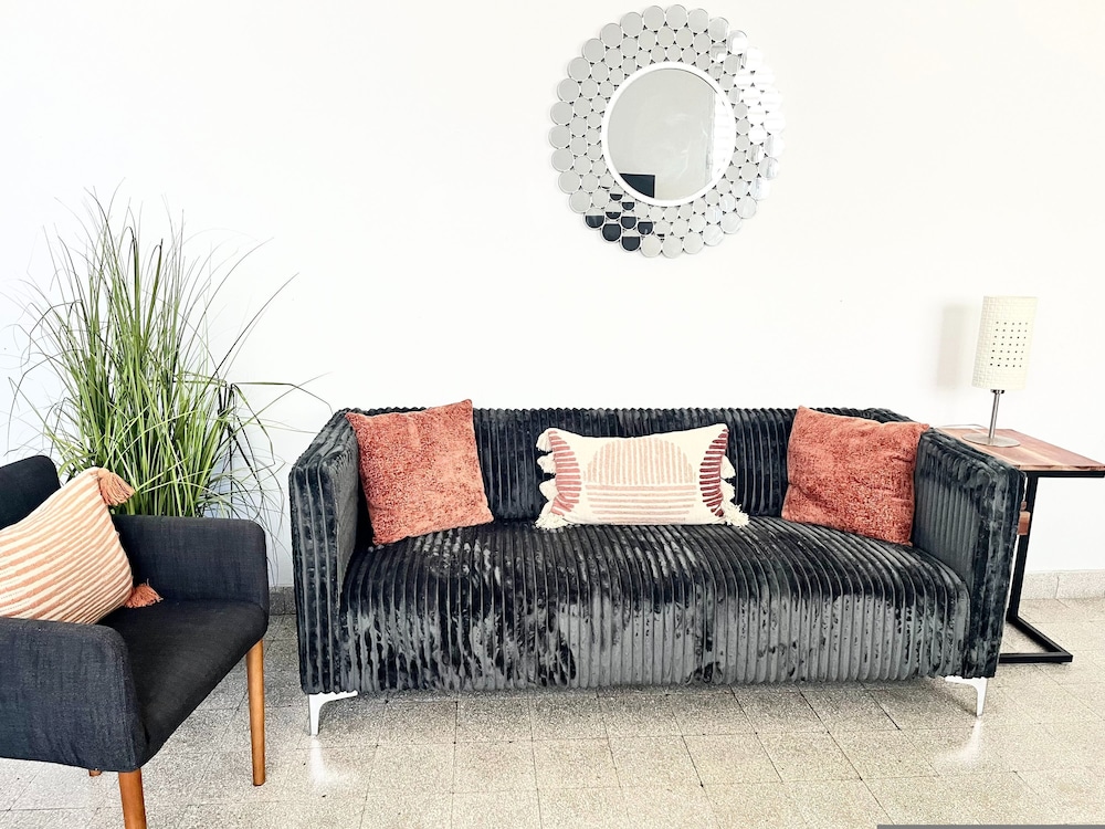 3BR 2BA Balconies Hip Lo za Beach Caf s