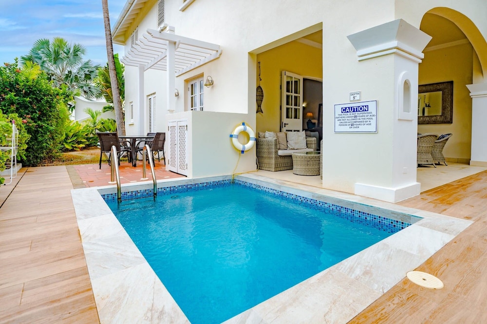 Large Townhouse with Plunge Pool, 3 mins from Beach - Turtle View 2 by BSL Rentals