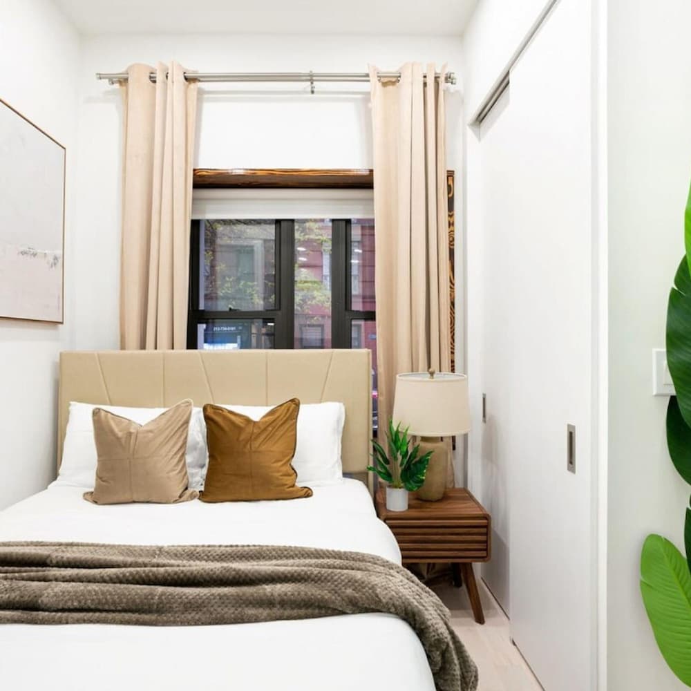 317-1b Modern 1Br UES W D