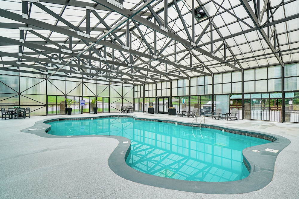Hot Tub & Game Room: Sevierville Family Cabin!