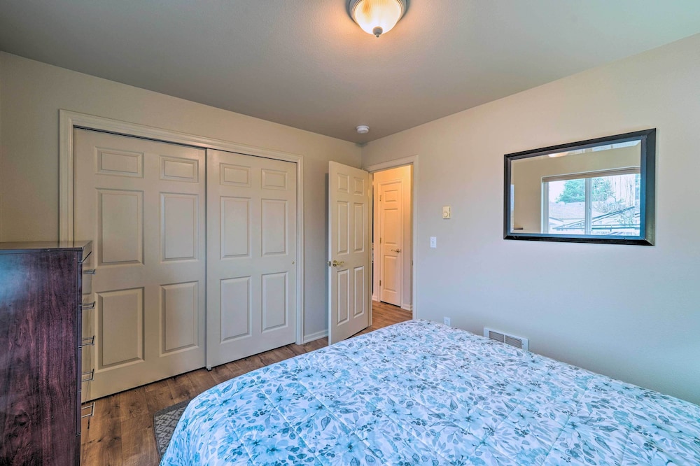 Anacortes Condo - Walk to Town, Marina, + Bay! view 2