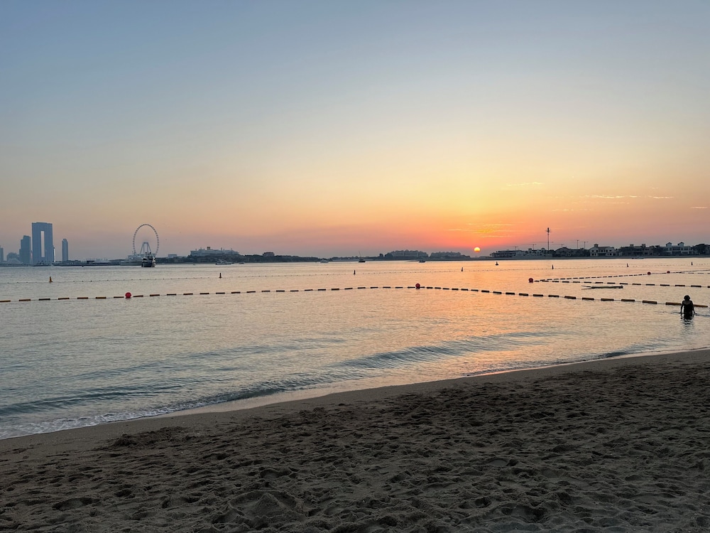 Infinity Pool and Beachfront Apartments - Seven Palm