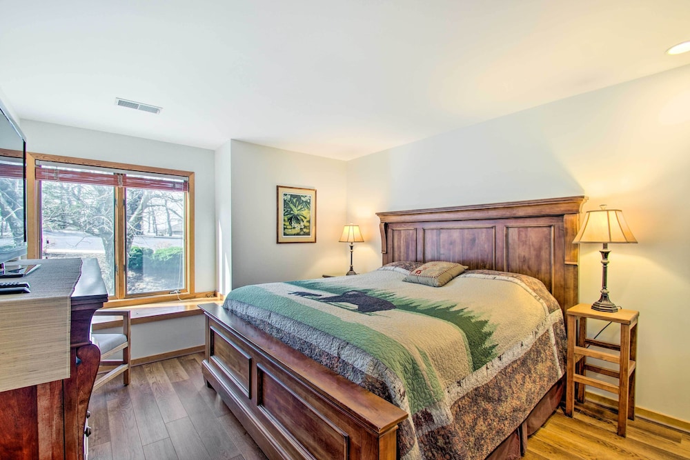 Wintergreen Condo w/ Balcony + Mountain Views! view 3