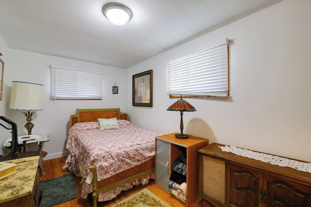 Large Private Yard: Home 14 Mi to Niagara Falls!