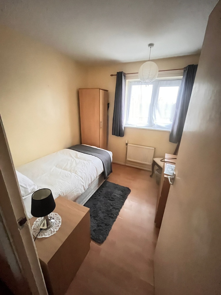 2 Bed-sleeps5-free Parking-10 min Walk Underground