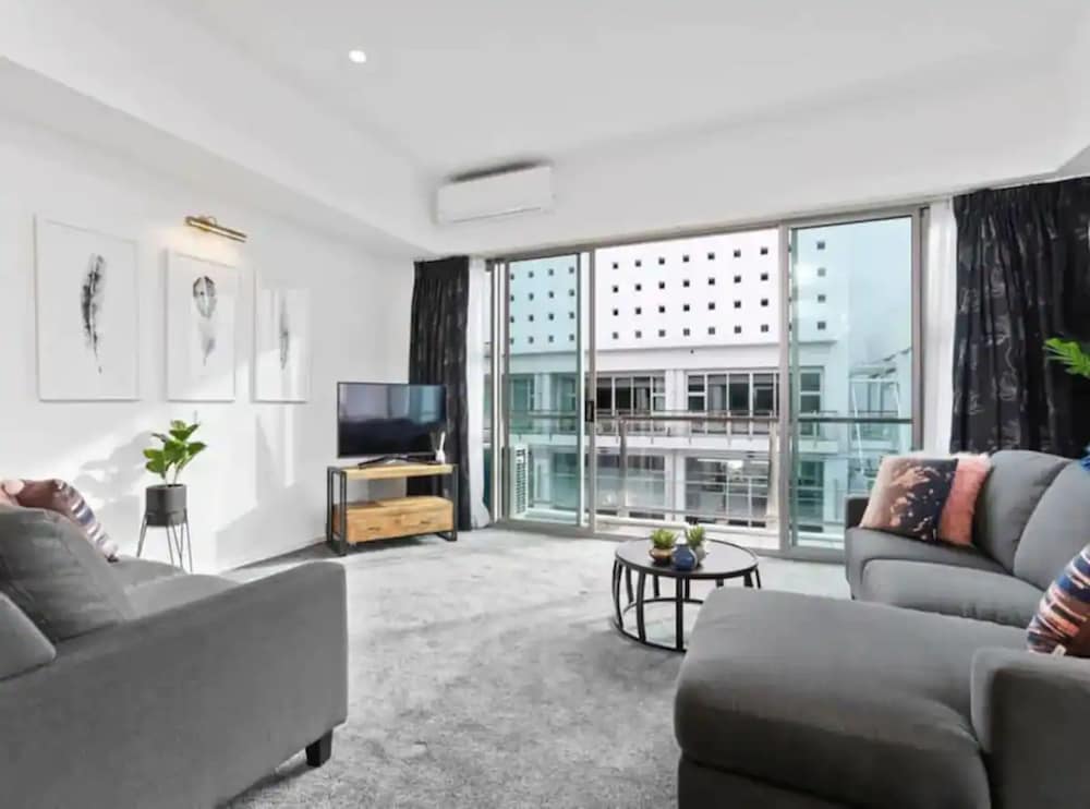 Modern, One Bedroom Princes Wharf Apartment W/ Ac view 3