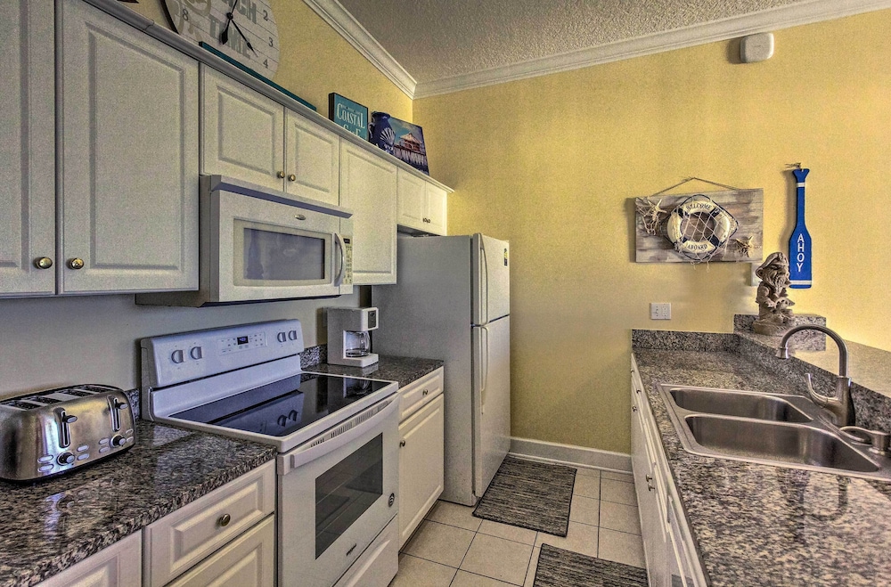 Beachfront Condo w/ Resort Amenities & Ocean Views